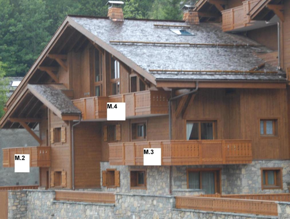 ein großes Holzhaus mit Zahlen drauf in der Unterkunft M3 in Le Grand-Bornand