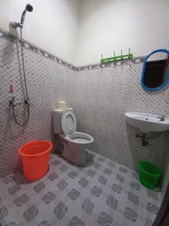 Vonios kambarys apgyvendinimo įstaigoje penginapan Samara Homestay Tawangmangu