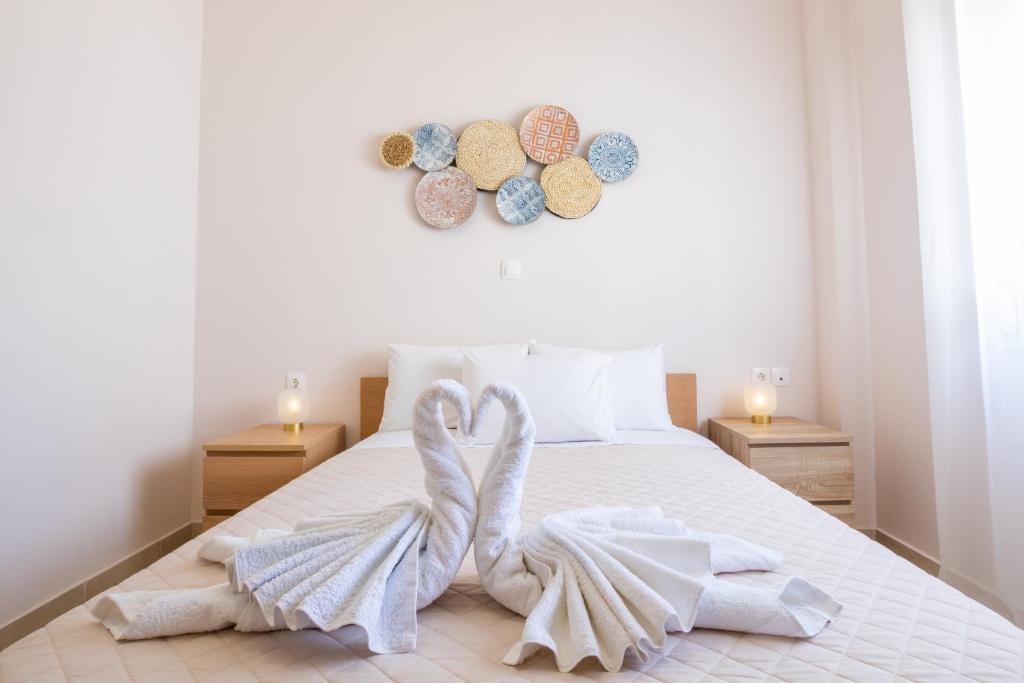 een slaapkamer met een bed met handdoeken erop bij Mystique Apartment in Karpathos