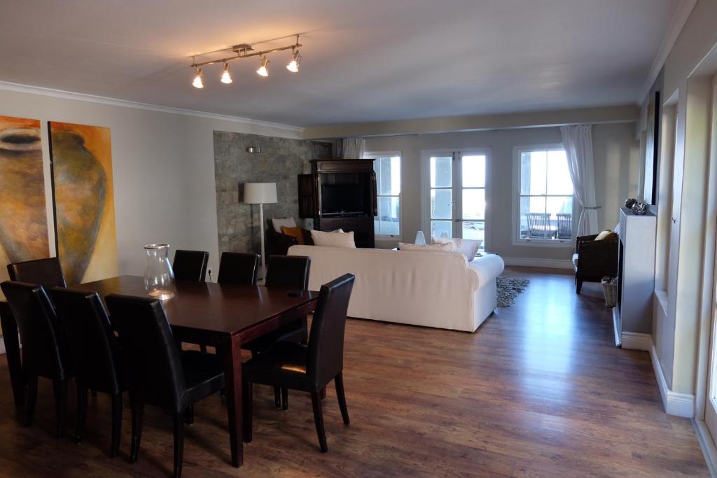 TV a/nebo společenská místnost v ubytování 11 WESTCLIFF RENTALS