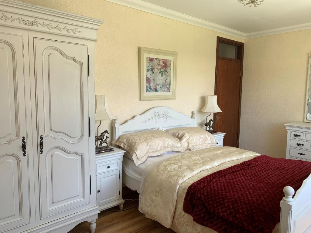 Postel nebo postele na pokoji v ubytování Kilcarragh House