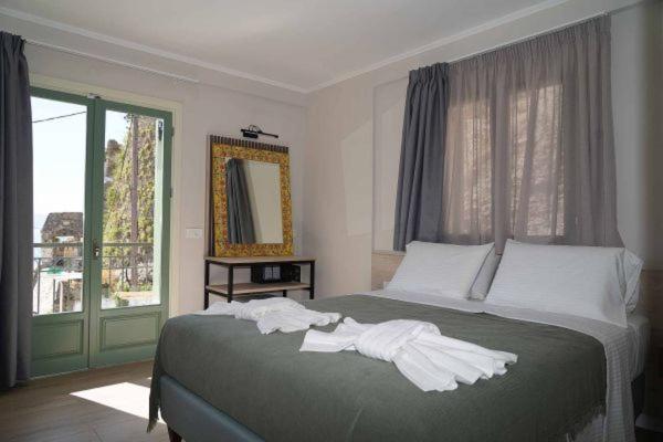 Postel nebo postele na pokoji v ubytování Saint george Hotel Parga