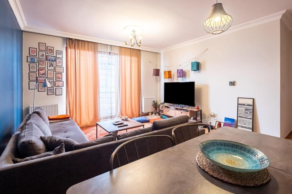 salon z kanapą i stołem w obiekcie Central Location and a Pleasant Balcony in Maltepe w Stambule