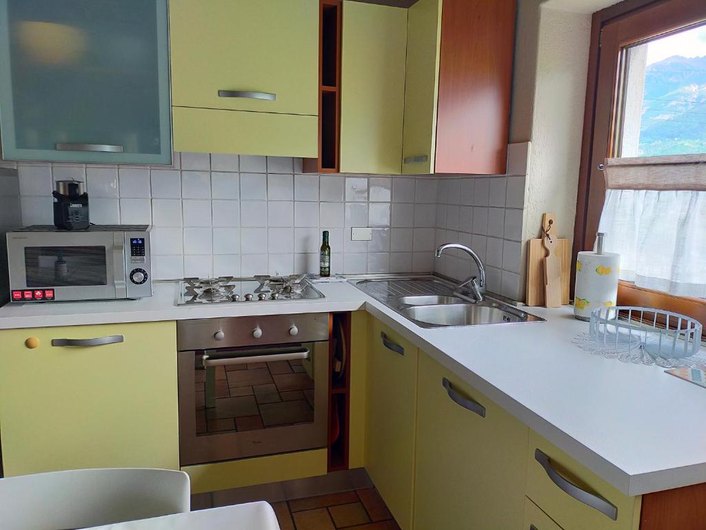 Kuchyň nebo kuchyňský kout v ubytování La Sarrolein CIR 0009