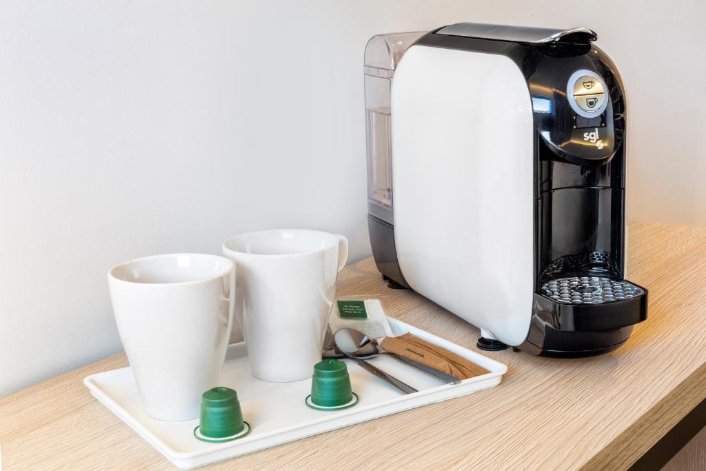 Utensilios para hacer té y café en B&B HOTEL Murcia