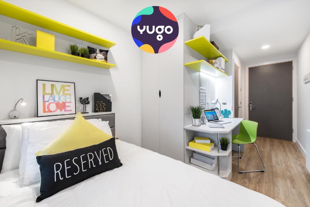 1 dormitorio con cama blanca y escritorio en Yugo Explore - Ardcairn House en Dublín