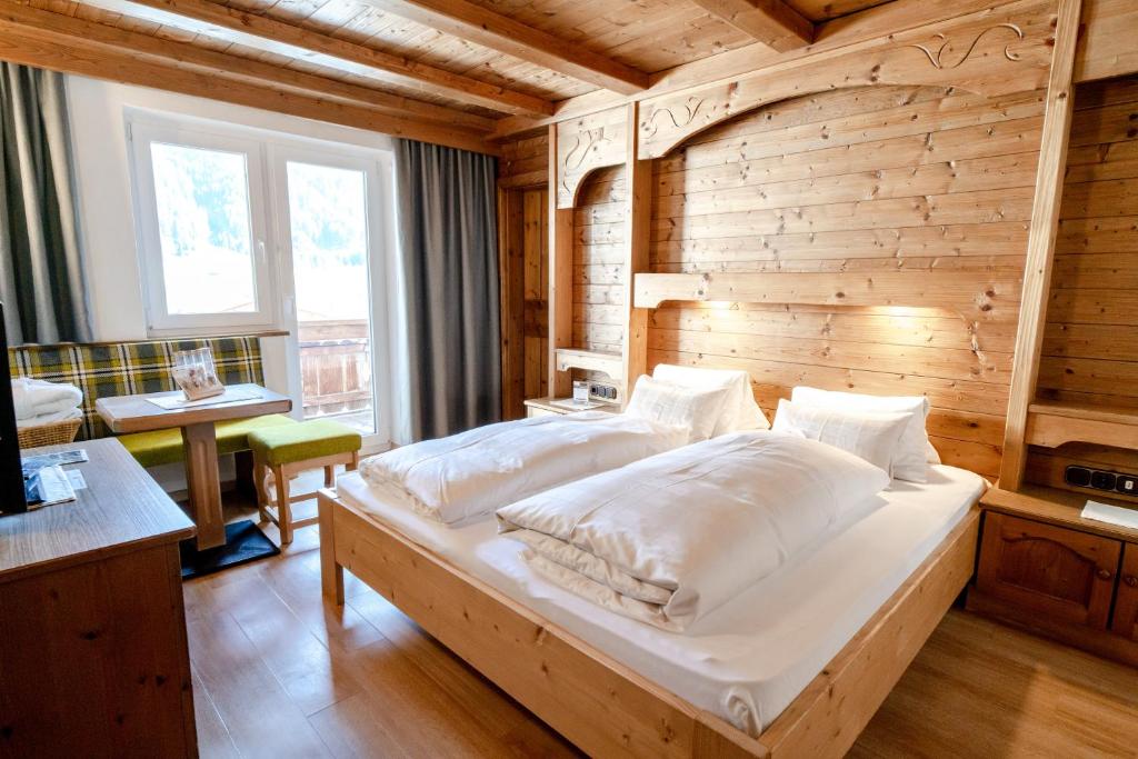 Postel nebo postele na pokoji v ubytování Alpen Gasthof Apartments Hohe Burg