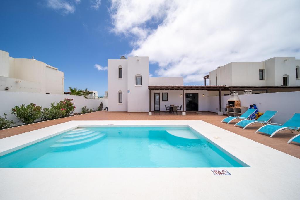 una piscina en el patio trasero de una villa en Villa Turquesa, en Playa Blanca