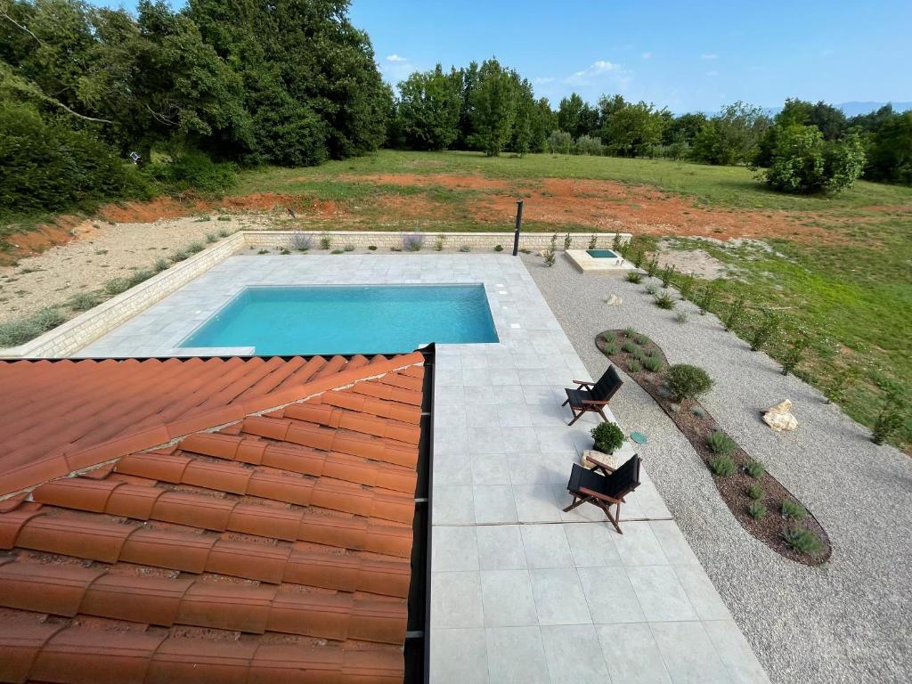 an overhead view of a swimming pool in a backyard at VILLA BERTO in Nedeščina