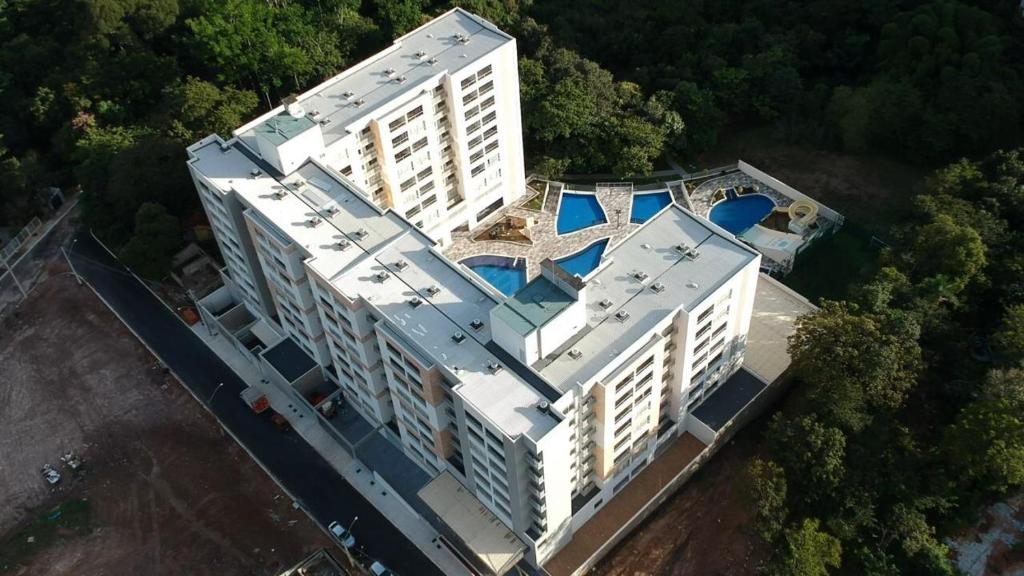 een uitzicht op een groot wit gebouw met een zwembad bij PARK VEREDAS FLAT in Rio Quente