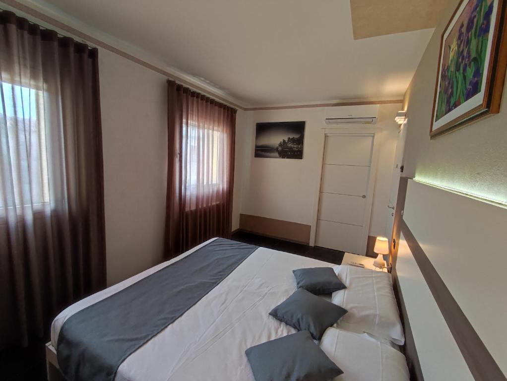 A bed or beds in a room at Therra Lodge
