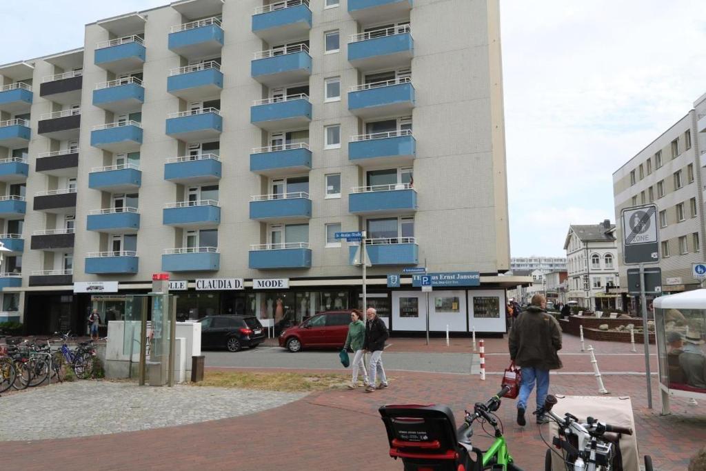 un gran edificio con balcones azules en una calle de la ciudad en App-Martin-im-Haus-Atlantic, en Westerland