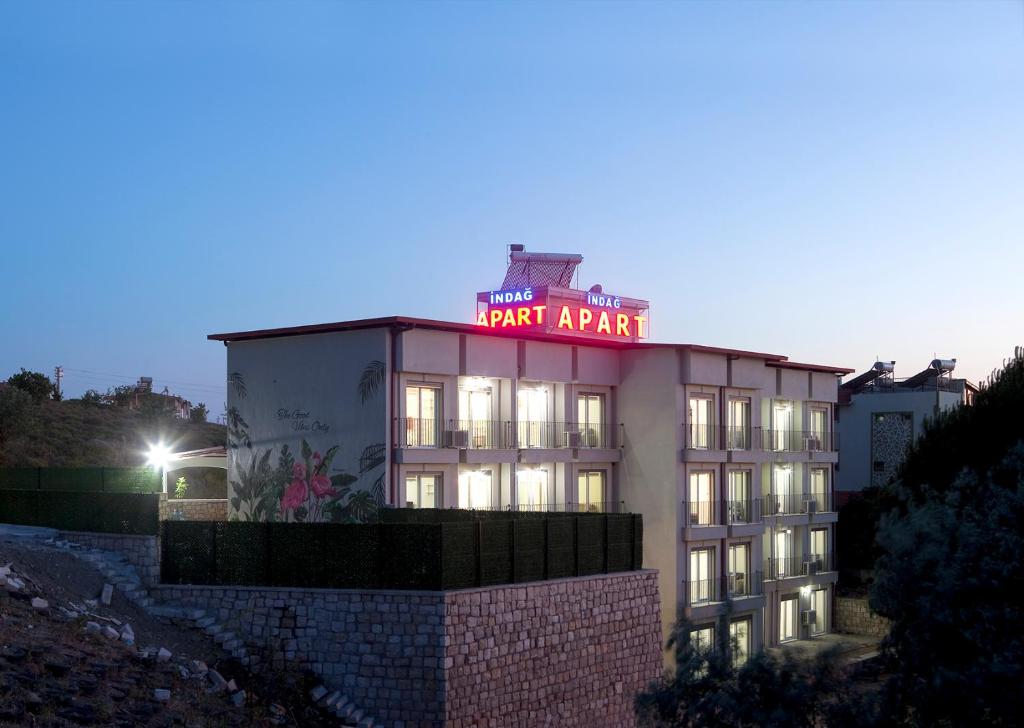 un hotel con un letrero de neón encima en İNDAĞ APART AİLE Oteli, en Seferihisar