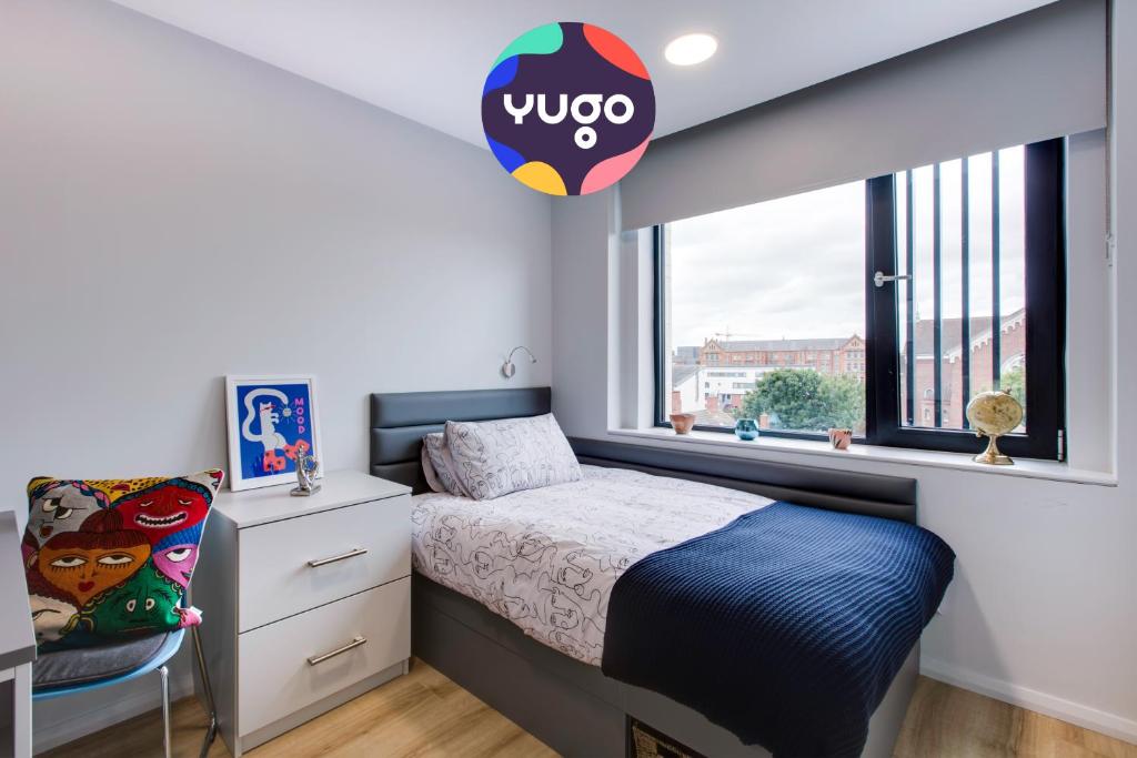 um quarto com uma cama e uma janela em Yugo Explore - Kavanagh Court em Dublin