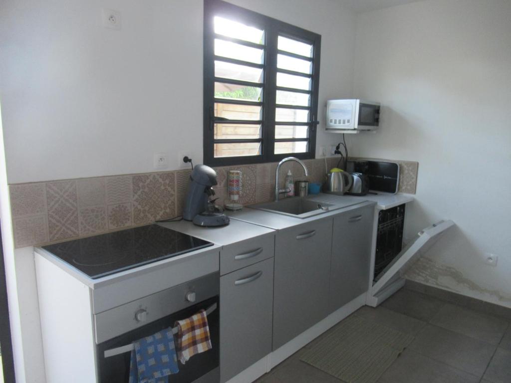 Kuchyň nebo kuchyňský kout v ubytování Appart Maïthé 3 Terrasse et proximité lagon