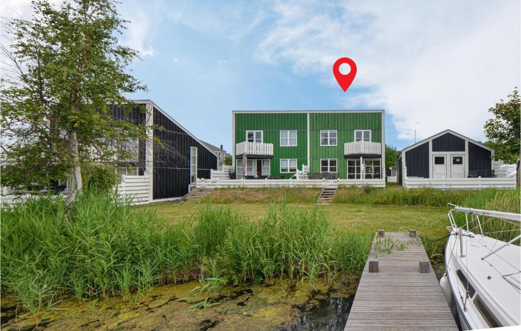 einem roten Marker vor einem grünen Gebäude in der Unterkunft Beach Front Home In Ebeltoft With Kitchen in Ebeltoft