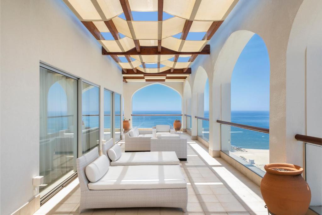 Una sala de estar con vista al mar. en Crowne Plaza Vilamoura - Algarve by IHG, en Vilamoura