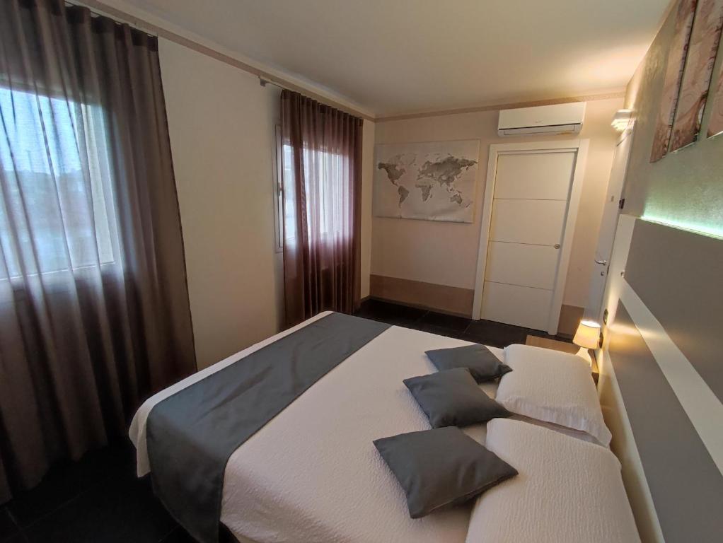 A bed or beds in a room at Therra Lodge