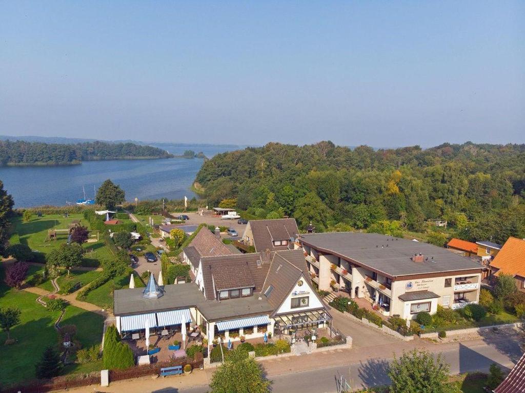 una vista aérea de una gran casa con un lago en Haus-Schwanensee-Wohnung-24 en Bosau