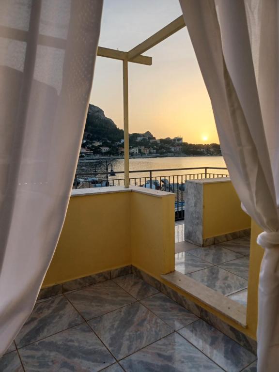 einen Blick vom Balkon eines Hauses mit Blick auf den Sonnenuntergang in der Unterkunft La casetta al mare in Palermo