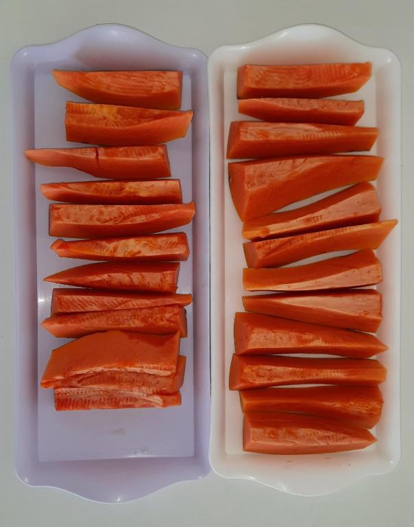 two plastic trays filled with carrots on a table at Pousada Brilho dos Lençóis in Barreirinhas