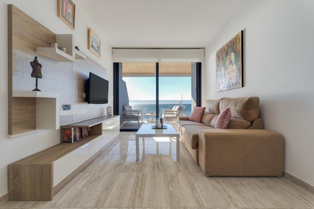 Televízia a/alebo spoločenská miestnosť v ubytovaní OCEAN DRIVE by Costa Activa Rentals