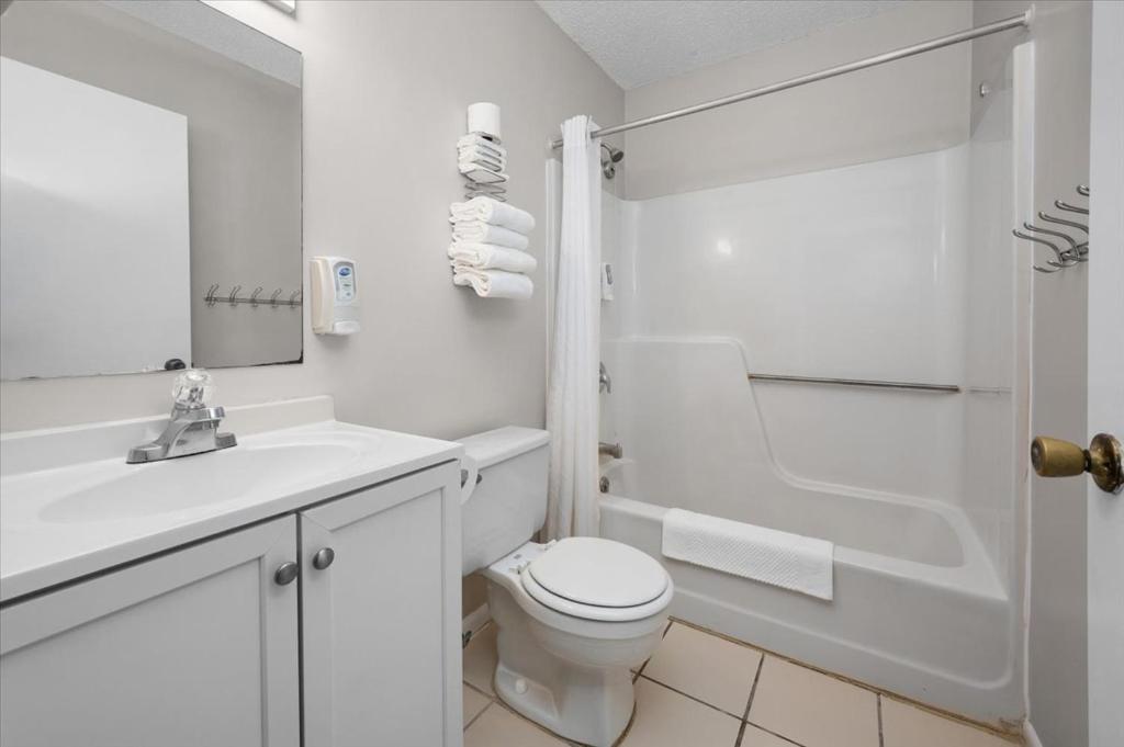 Ein Badezimmer in der Unterkunft Beach Bum West-O Motel