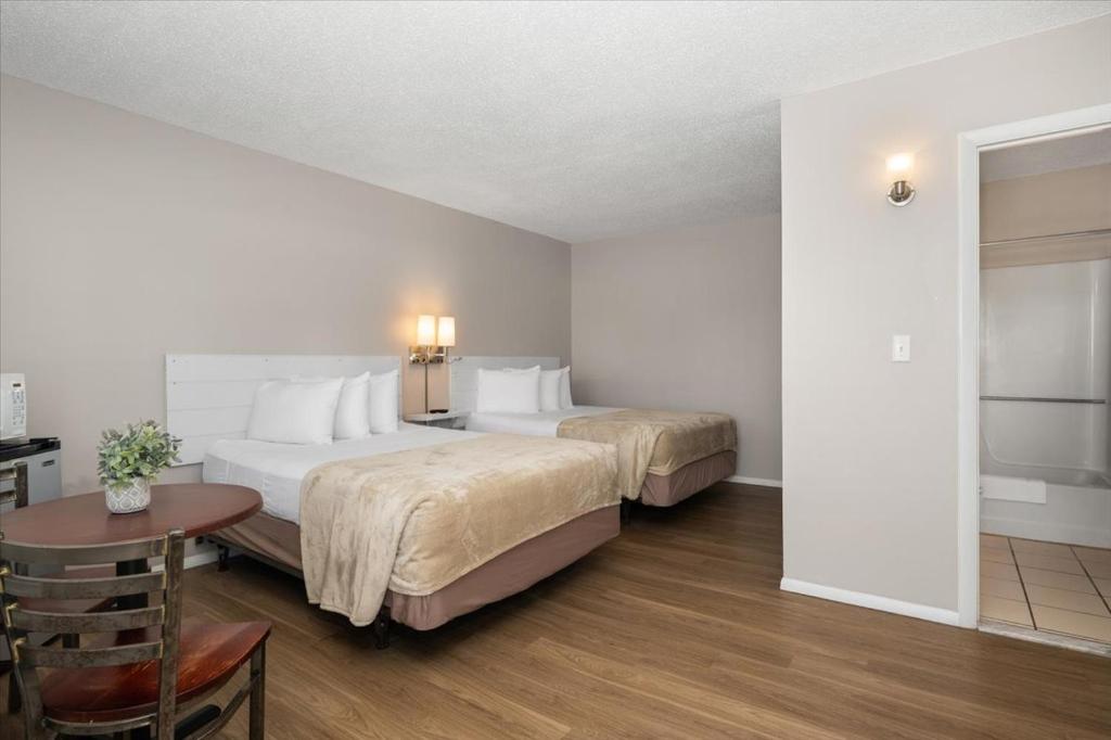 Ein Bett oder Betten in einem Zimmer der Unterkunft Beach Bum West-O Motel