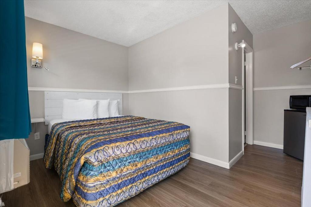 Ein Bett oder Betten in einem Zimmer der Unterkunft Beach Bum West-O Motel