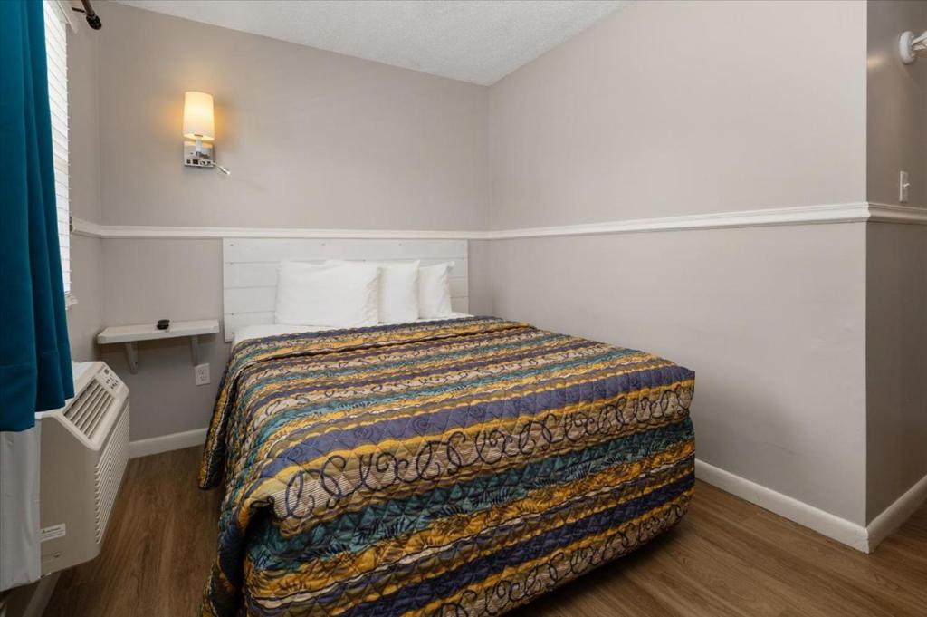 Ein Bett oder Betten in einem Zimmer der Unterkunft Beach Bum West-O Motel