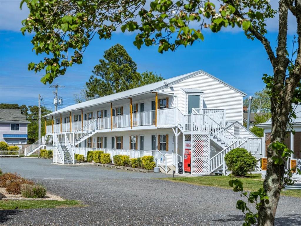 ein weißes Gebäude mit weißen Geländern in der Unterkunft Beach Bum West-O Motel in Ocean City