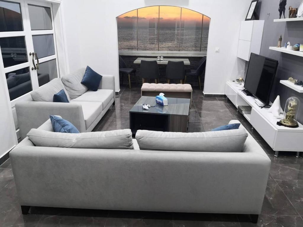 Big Seafront Apartment in Saida Lebanon - Departamento