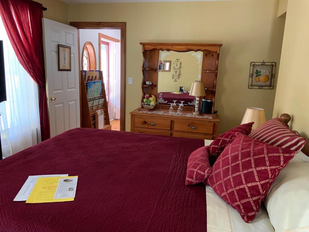 Uma cama ou camas num quarto em WeatherPine Inn