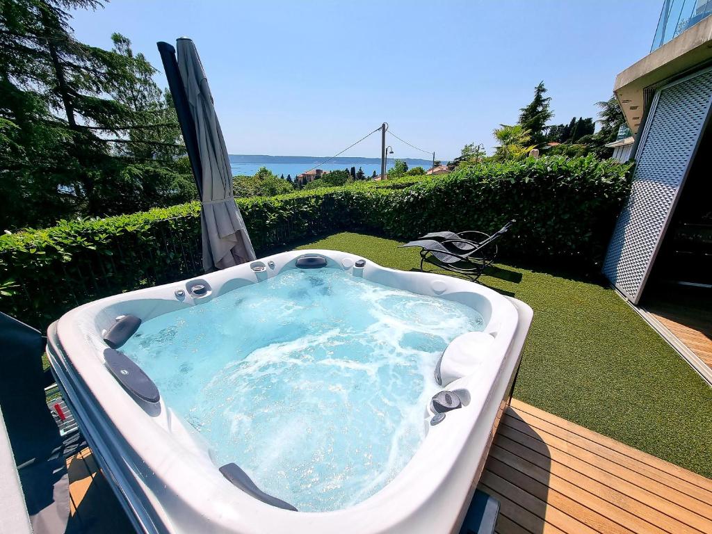 un jacuzzi en la terraza de una casa en VIP Apartment Portorož, en Portorož