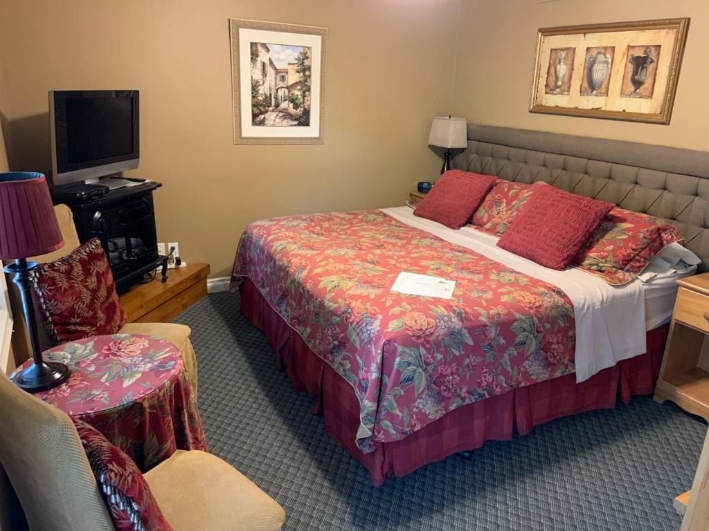 Uma cama ou camas num quarto em WeatherPine Inn