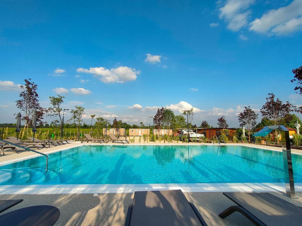 Bazén v ubytování Garda Di Vino Agricamping & Wine Shop Lazise nebo v jeho okolí