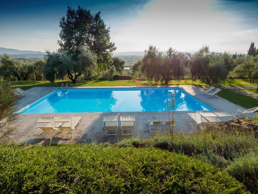 una vista aérea de una gran piscina en una villa en Il Palazzo - Agriturismo, Winery en Arezzo