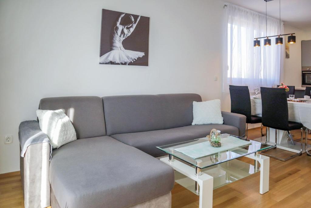 Fotografia z galérie ubytovania Rose-Mary 2BR apt with balcony and parking v destinácii Zadar