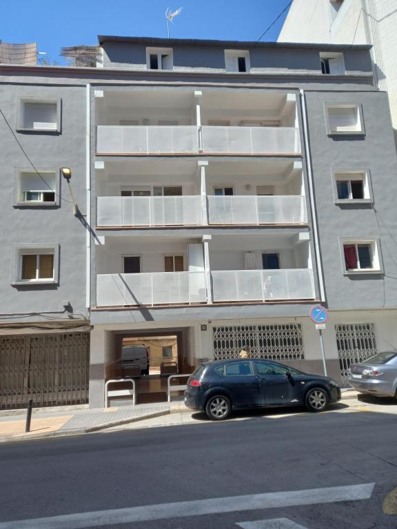 een blauwe auto geparkeerd voor een gebouw bij Precioso apartamento de 2 habitaciones recién reformado en Benidorm in Benidorm