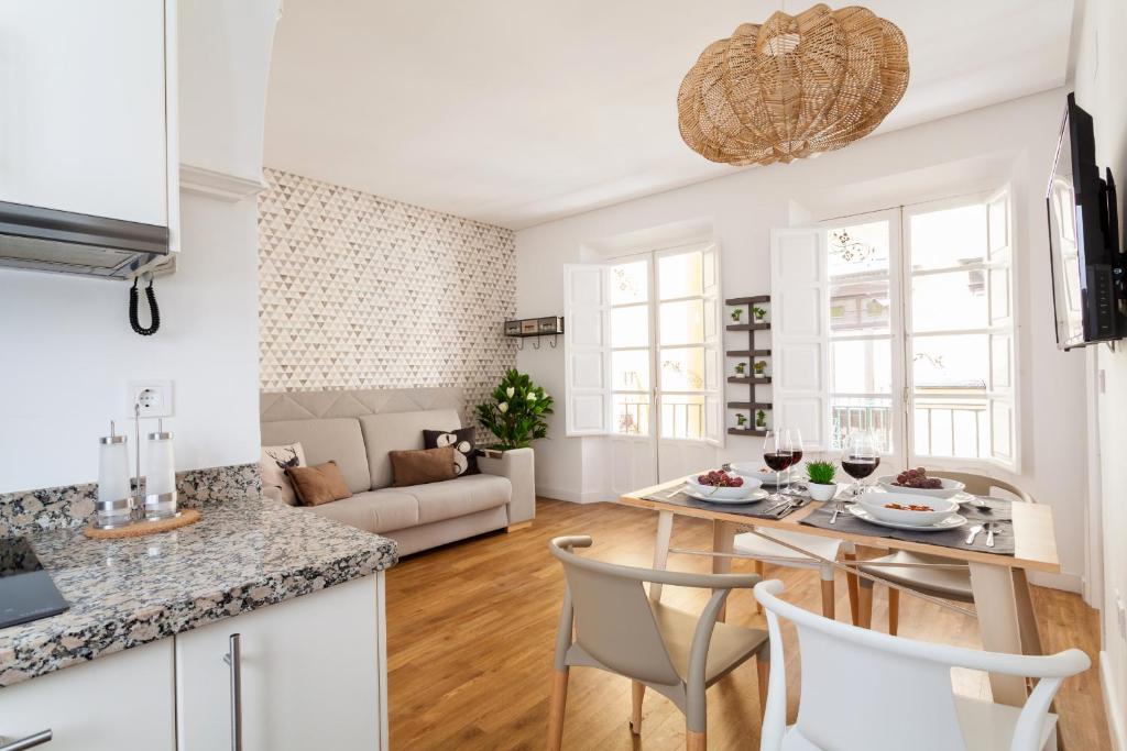 kuchnia i salon ze stołem i krzesłami w obiekcie Green-Apartments San Francisco w Sewilli