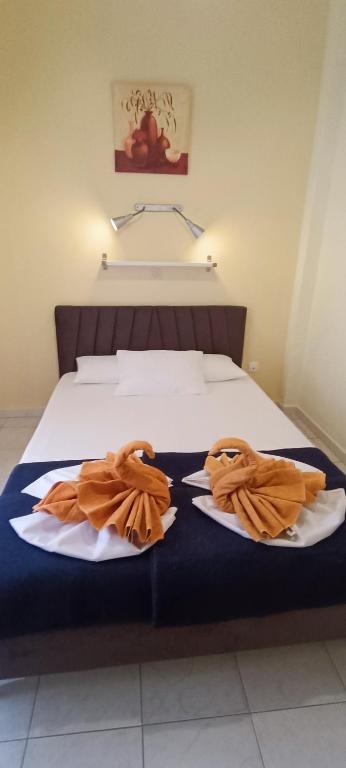 Łóżko lub łóżka w pokoju w obiekcie Hotel Tassos-Despina