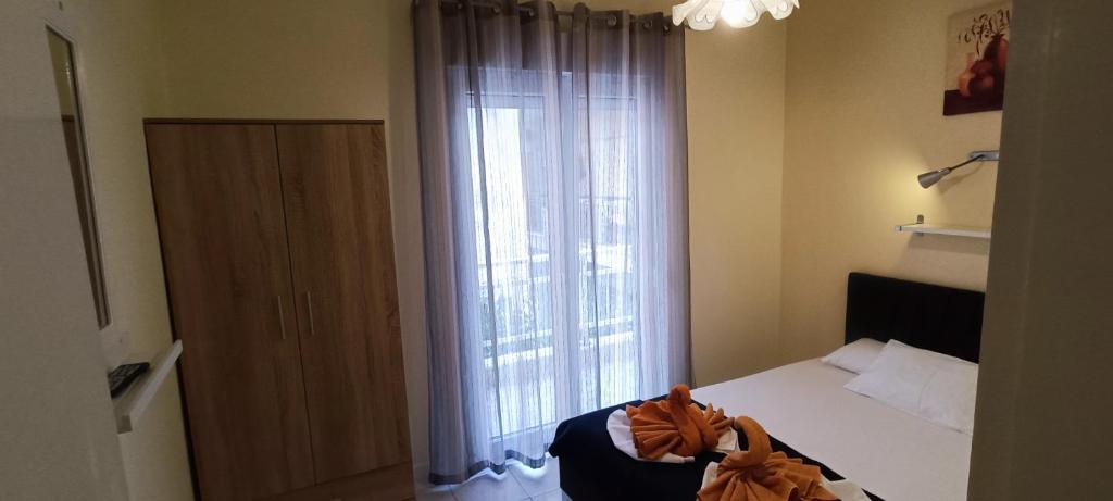 Łóżko lub łóżka w pokoju w obiekcie Hotel Tassos-Despina