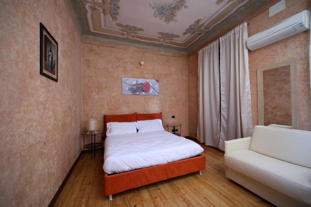 una camera con letto e divano di Appartamento liberty con area giochi a Udine