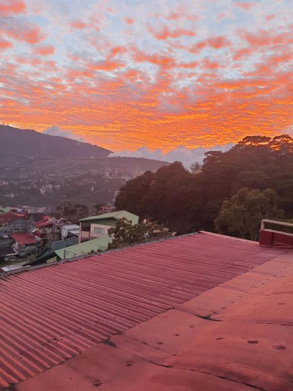 widok z dachu budynku o zachodzie słońca w obiekcie ASHBURN'S TRANSIENT BAGUIO - BASIC and BUDGET SLEEP and GO Accommodation, SELF SERVICE w mieście Baguio