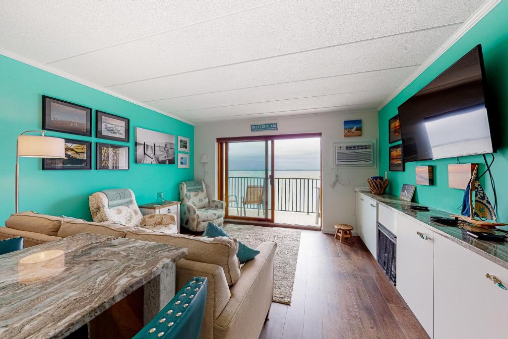 een woonkamer met een bank en een tafel bij Pintail Point Condos in Ocean City