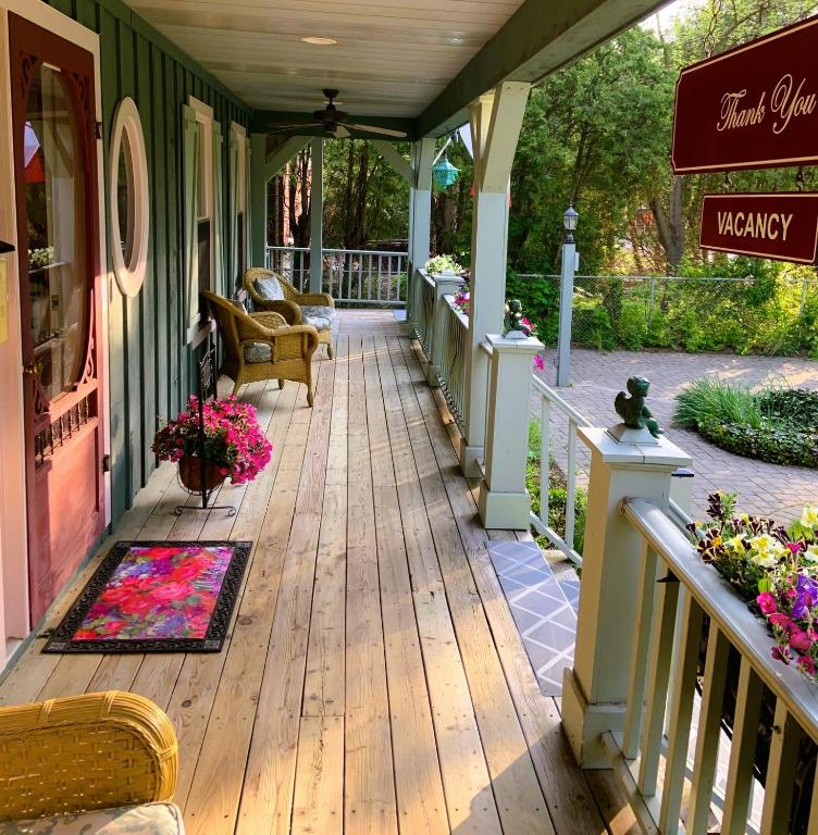 Uma varanda ou terraço em WeatherPine Inn