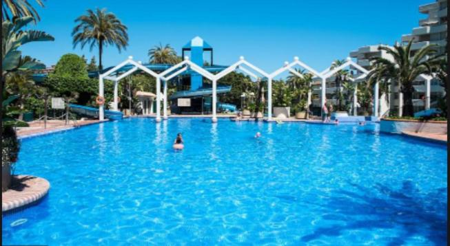 Bazén v ubytování Apartment in BenalBeach 5 pools nebo v jeho okolí