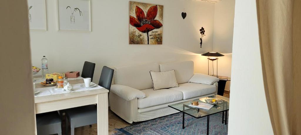 ein Wohnzimmer mit einem Sofa und einem Tisch in der Unterkunft CASA CHANOUX - cir 0001 Hone in Hone