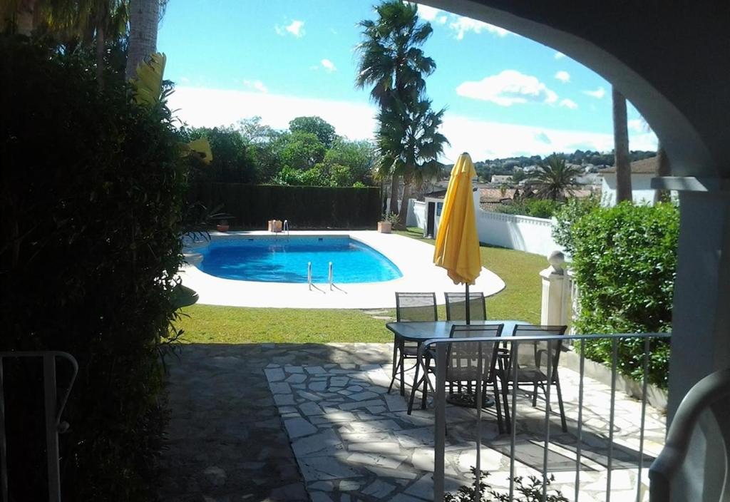 Bazén v ubytování PRECIOSO BUNGALOW EN MORAIRA/ LOVELY BUNGALOW IN MORAIRA nebo v jeho okolí
