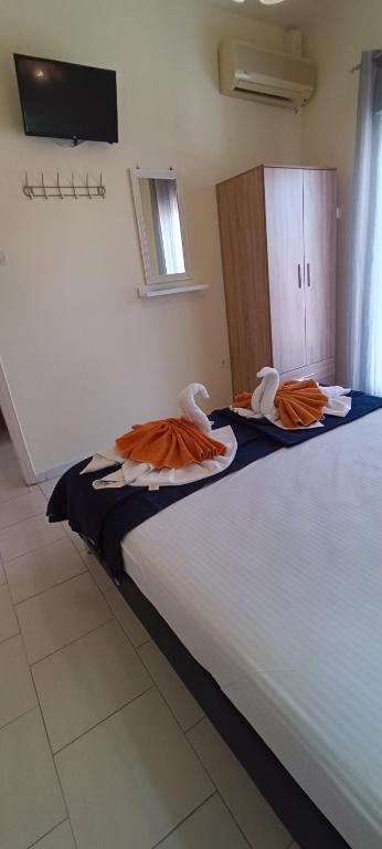 Łóżko lub łóżka w pokoju w obiekcie Hotel Tassos-Despina